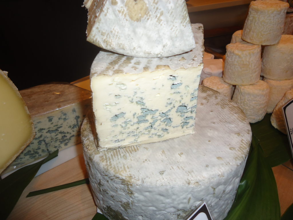 Fameux Bleu d'Auvergne à pâte persillée.